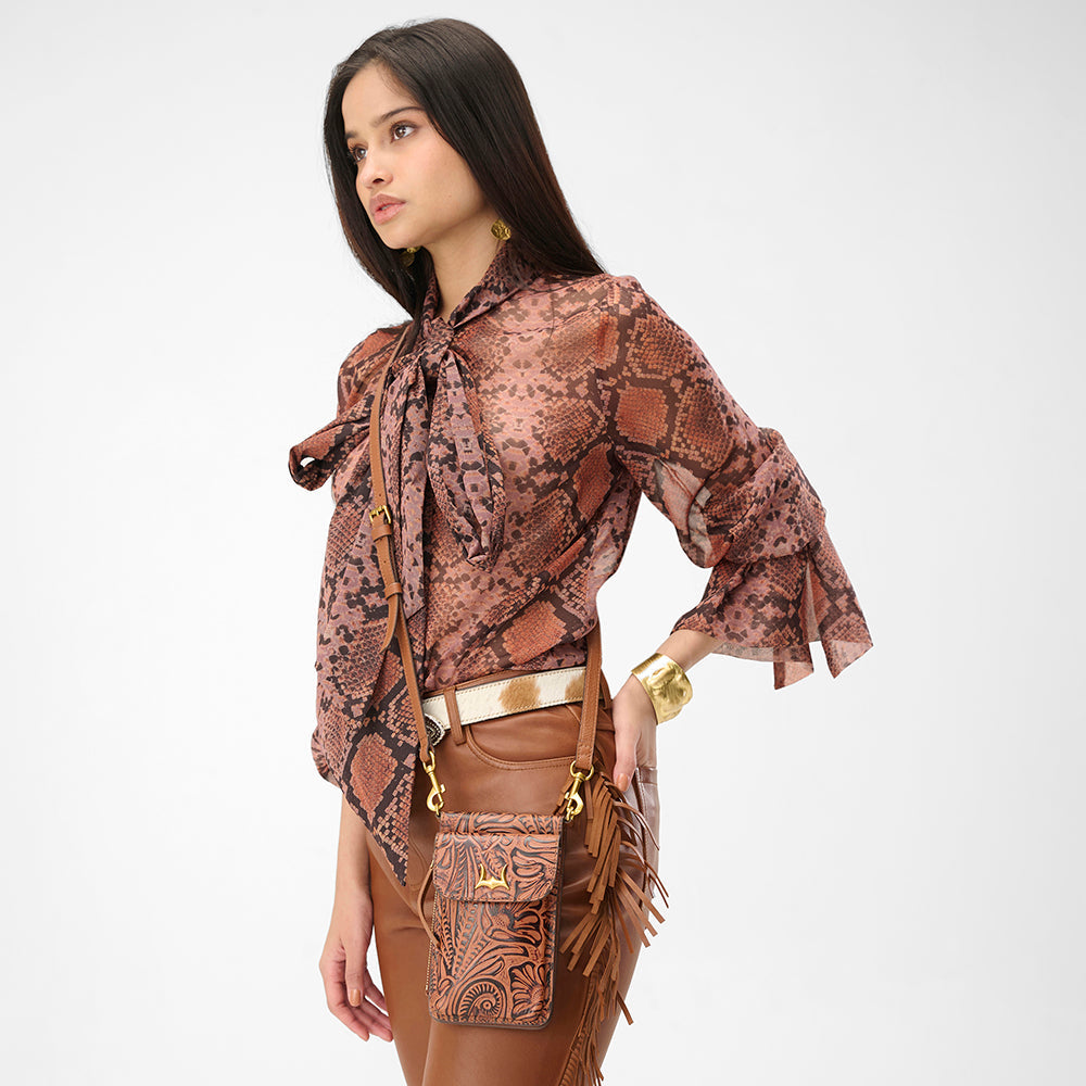 Loyal West SACOCHE TÉLÉPHONE EN CUIR GAUFRÉ FAIT MAIN - MARRON