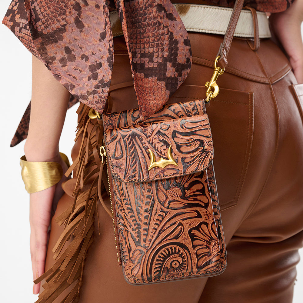 Loyal West SACOCHE TÉLÉPHONE EN CUIR GAUFRÉ FAIT MAIN - MARRON