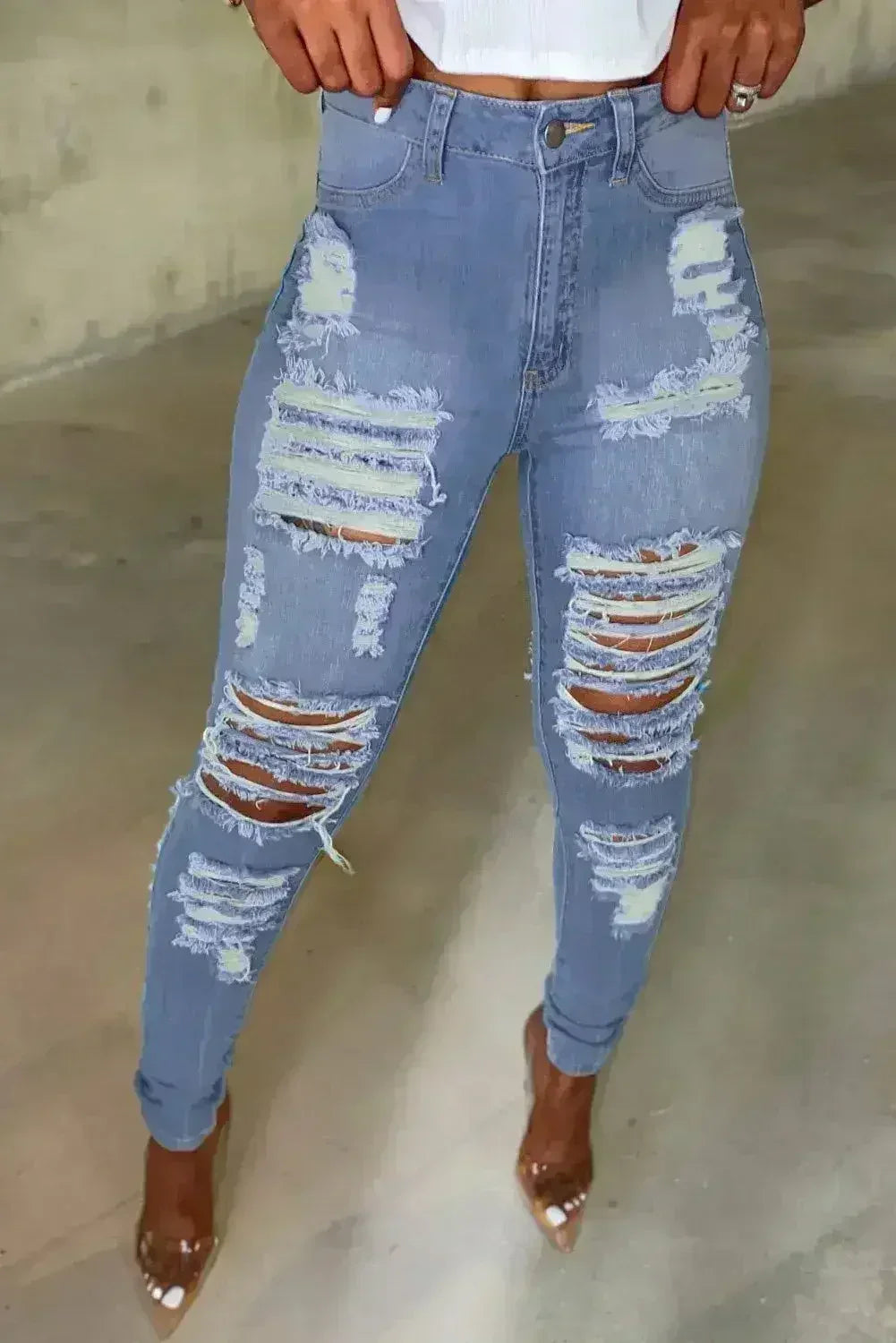 Jean taille haute bleu clair, découpé, usé, déchiré aux poches