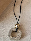 Long collier avec pendentif en résine et os de chameau