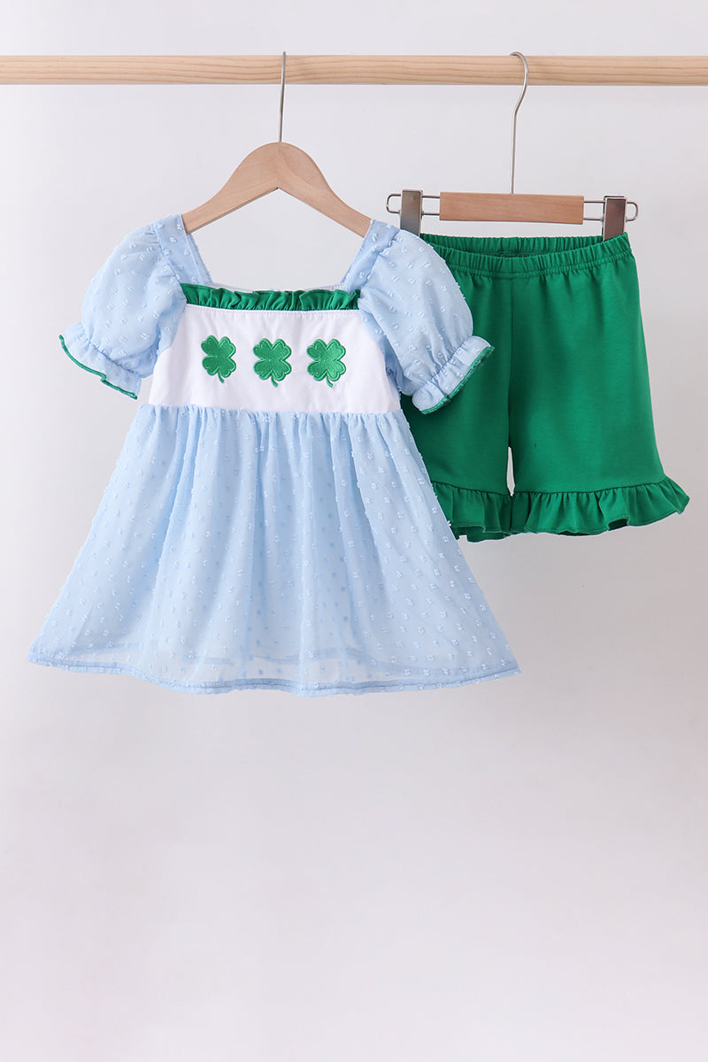 Ensemble short bleu brodé trèfle à pois suisses