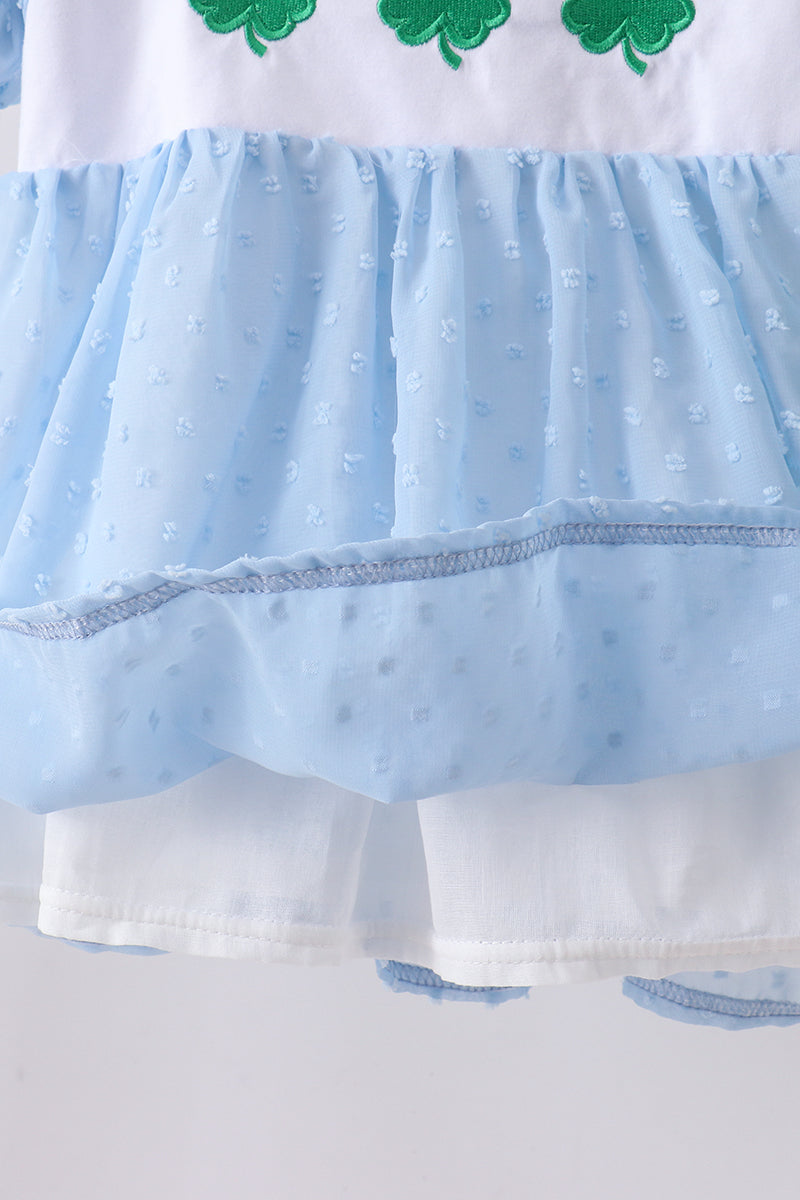 Ensemble short bleu brodé trèfle à pois suisses