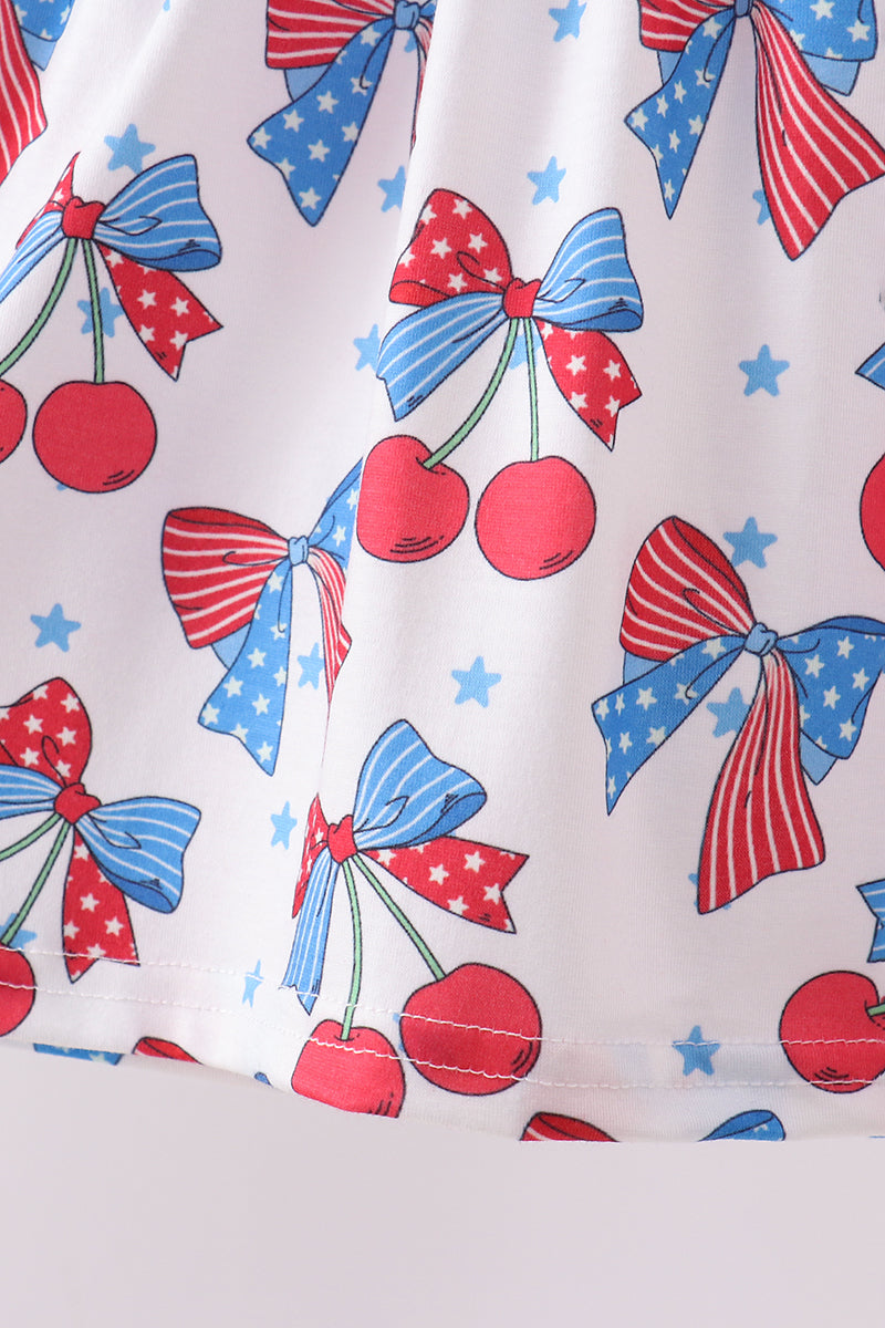 Ensemble short à volants et nœud, motif cerises rouges