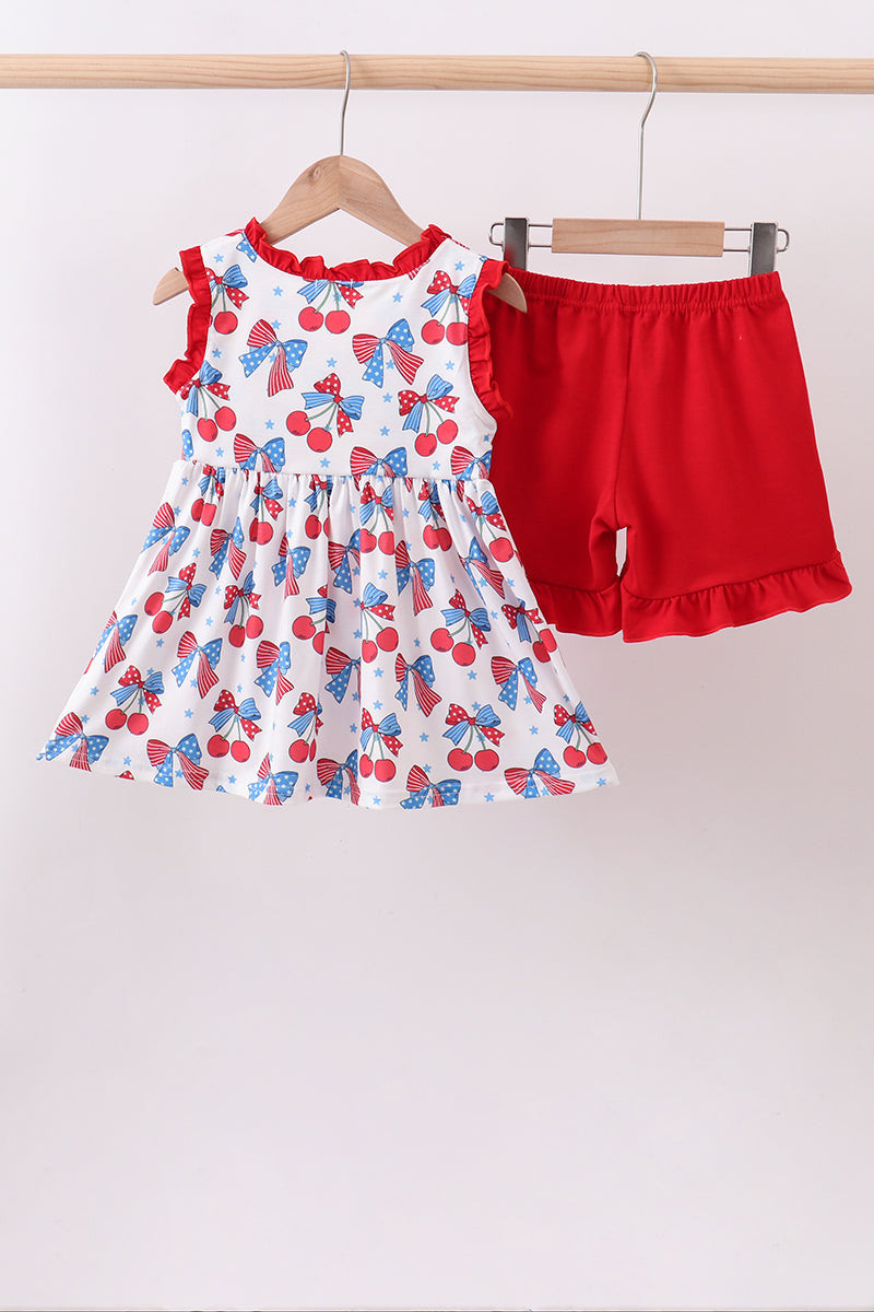Ensemble short à volants et nœud, motif cerises rouges