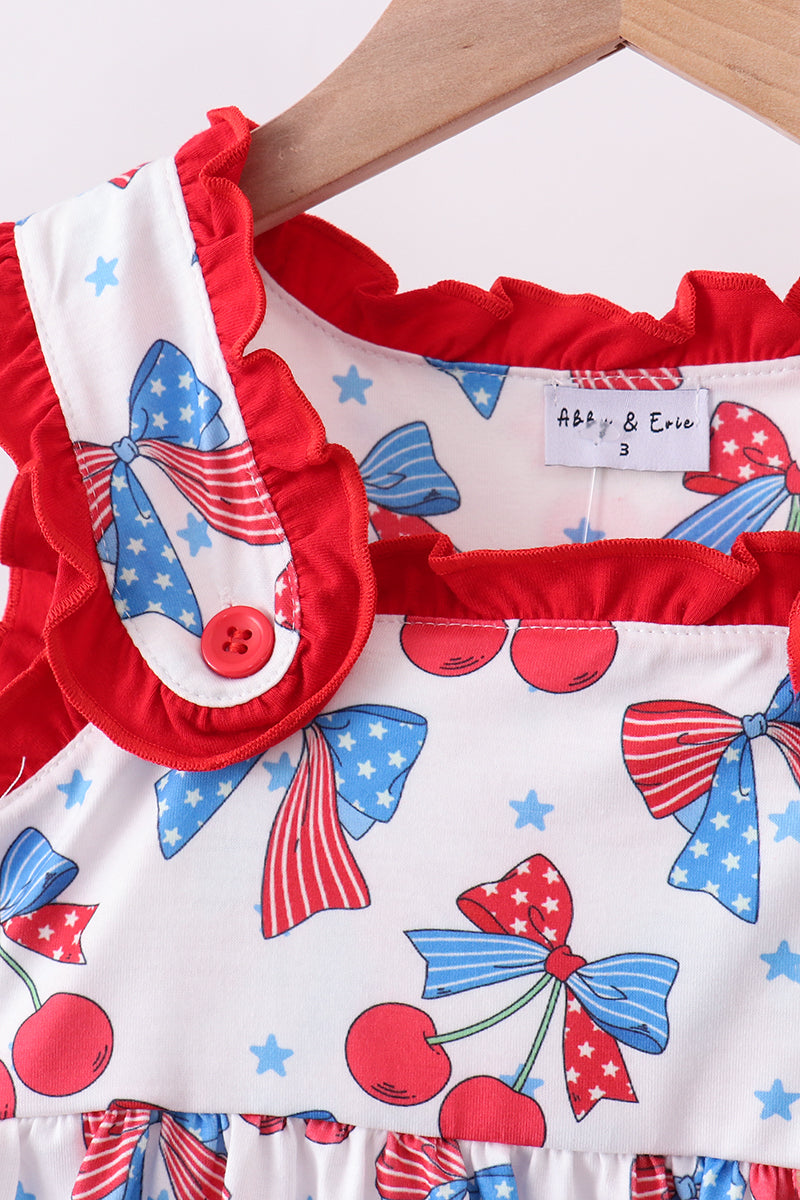 Ensemble short à volants et nœud, motif cerises rouges