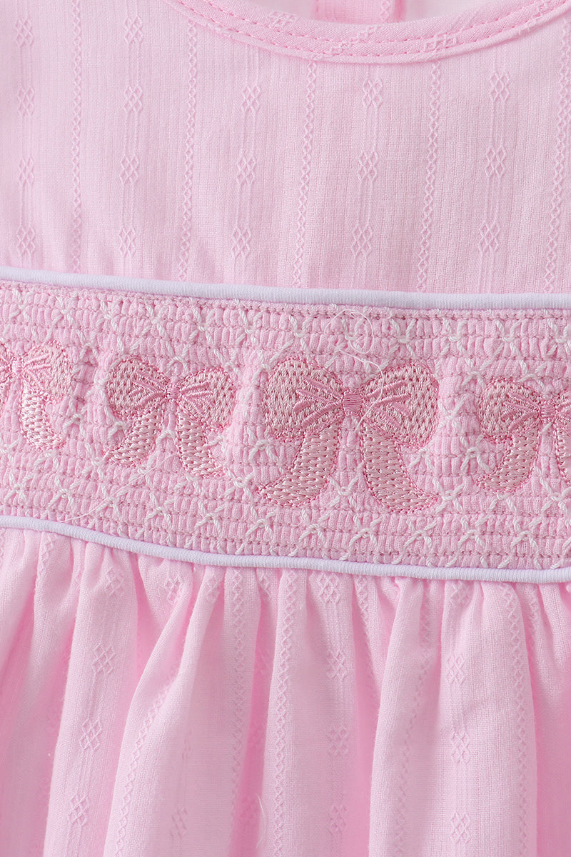 Robe smockée à volants et nœud rose
