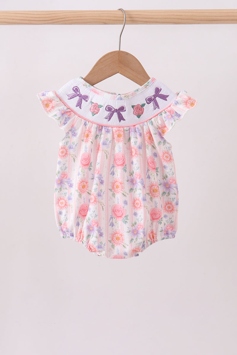 Barboteuse smockée à volants et nœud, motif roses violettes