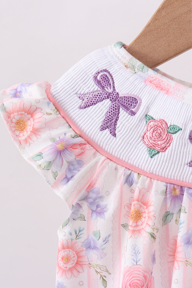 Barboteuse smockée à volants et nœud, motif roses violettes