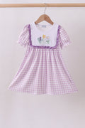 Robe à carreaux vichy à volants, brodée de fleurs violettes