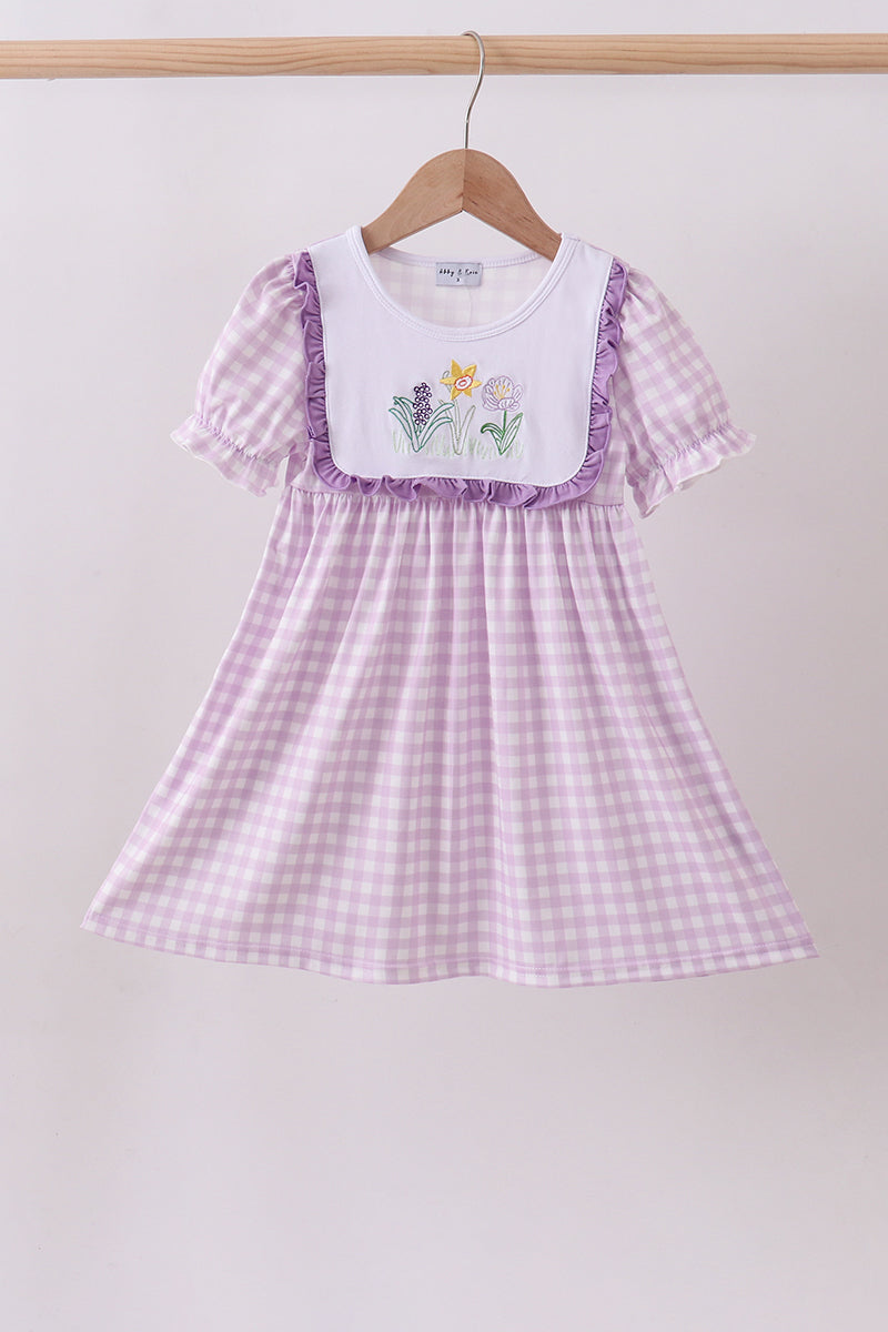 Robe à carreaux vichy à volants, brodée de fleurs violettes