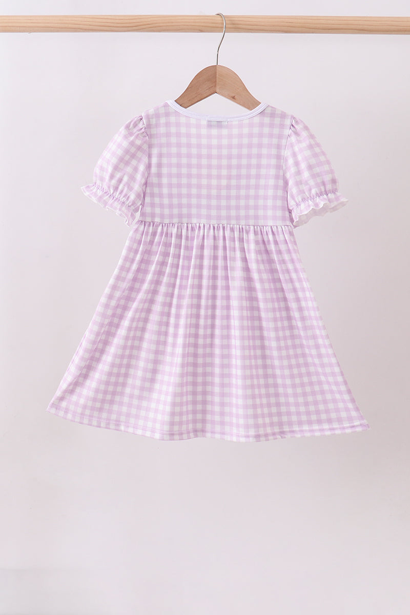 Robe à carreaux vichy à volants, brodée de fleurs violettes