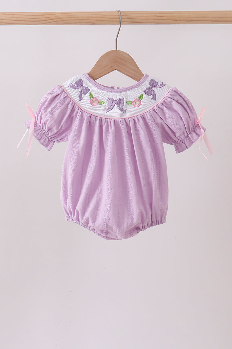 Barboteuse jacquard lavande avec nœud brodé et smocks