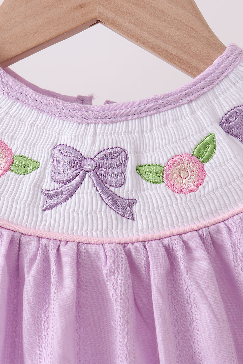 Barboteuse jacquard lavande avec nœud brodé et smocks