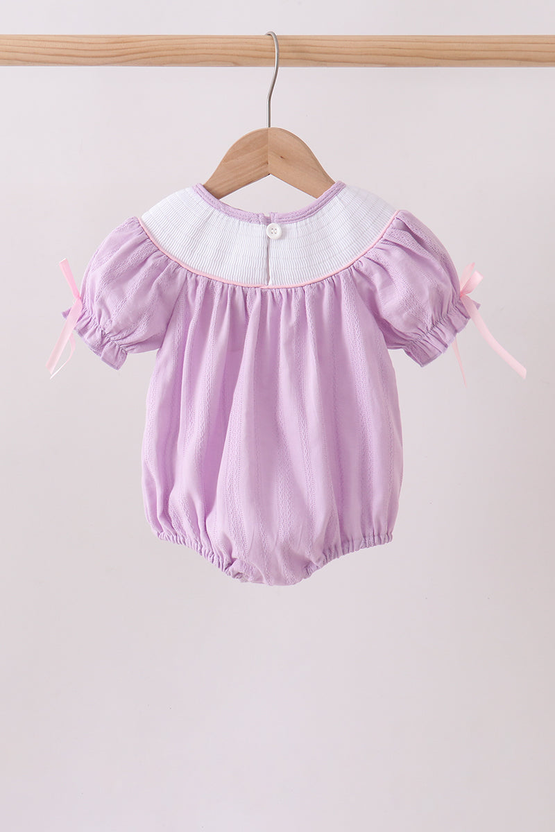 Barboteuse jacquard lavande avec nœud brodé et smocks