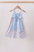 Robe bleue fleurie avec nœud