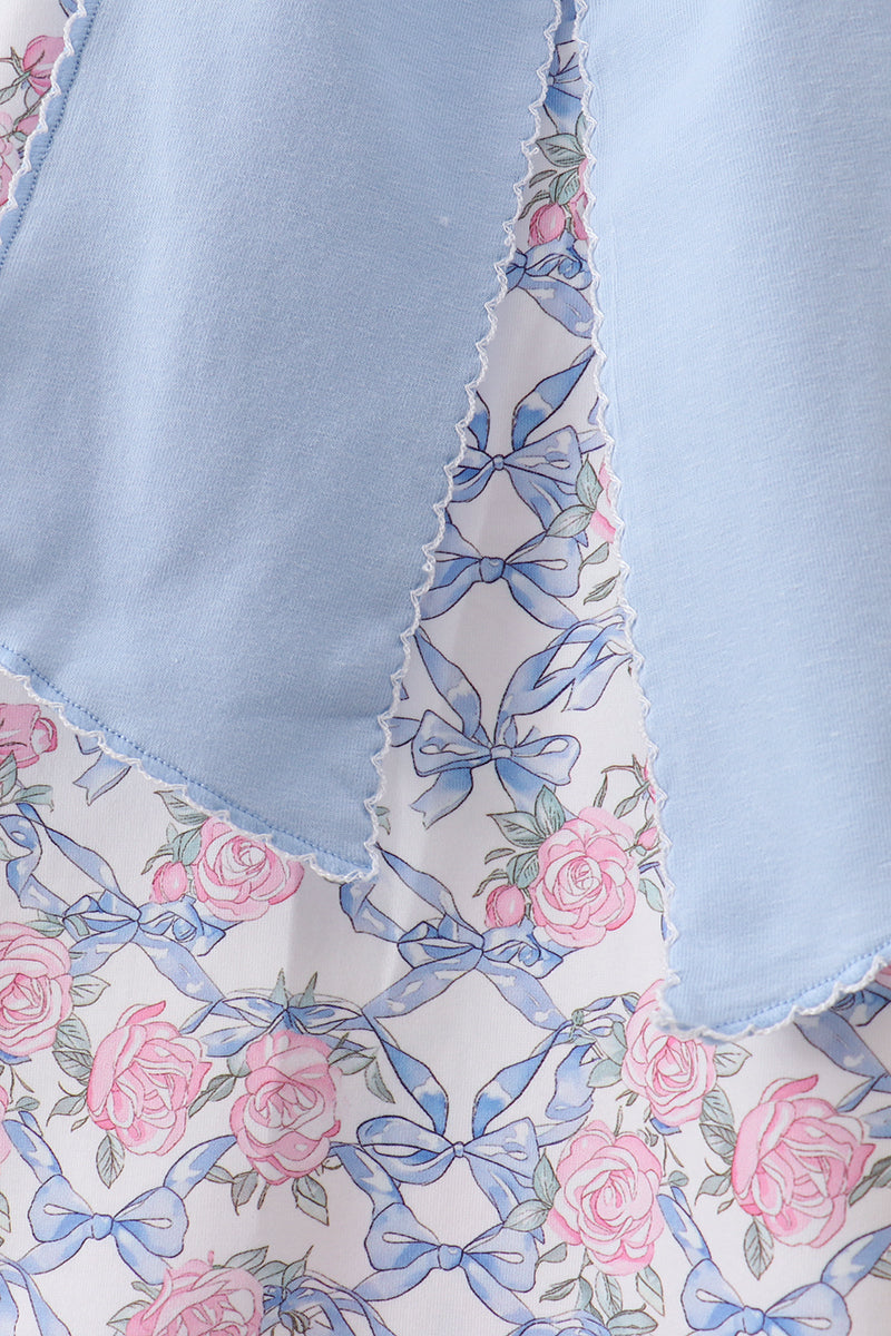 Robe bleue fleurie avec nœud