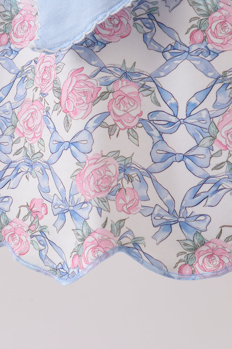 Robe bleue fleurie avec nœud