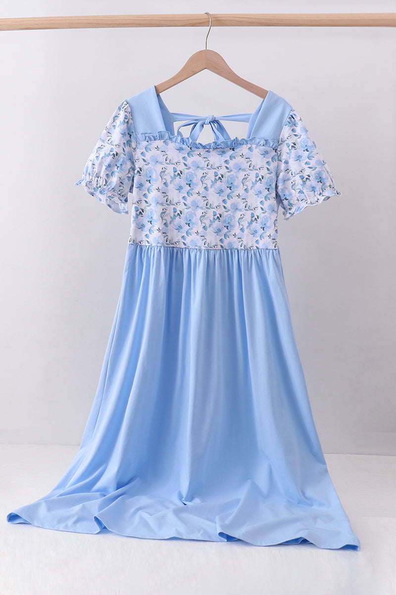 Robe fleurie bleue à volants