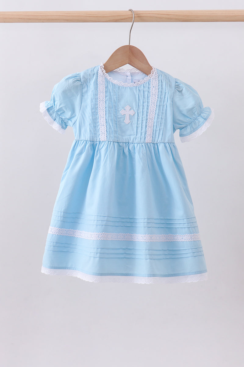 Robe en dentelle brodée à croix bleue