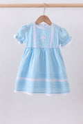 Robe en dentelle brodée à croix bleue
