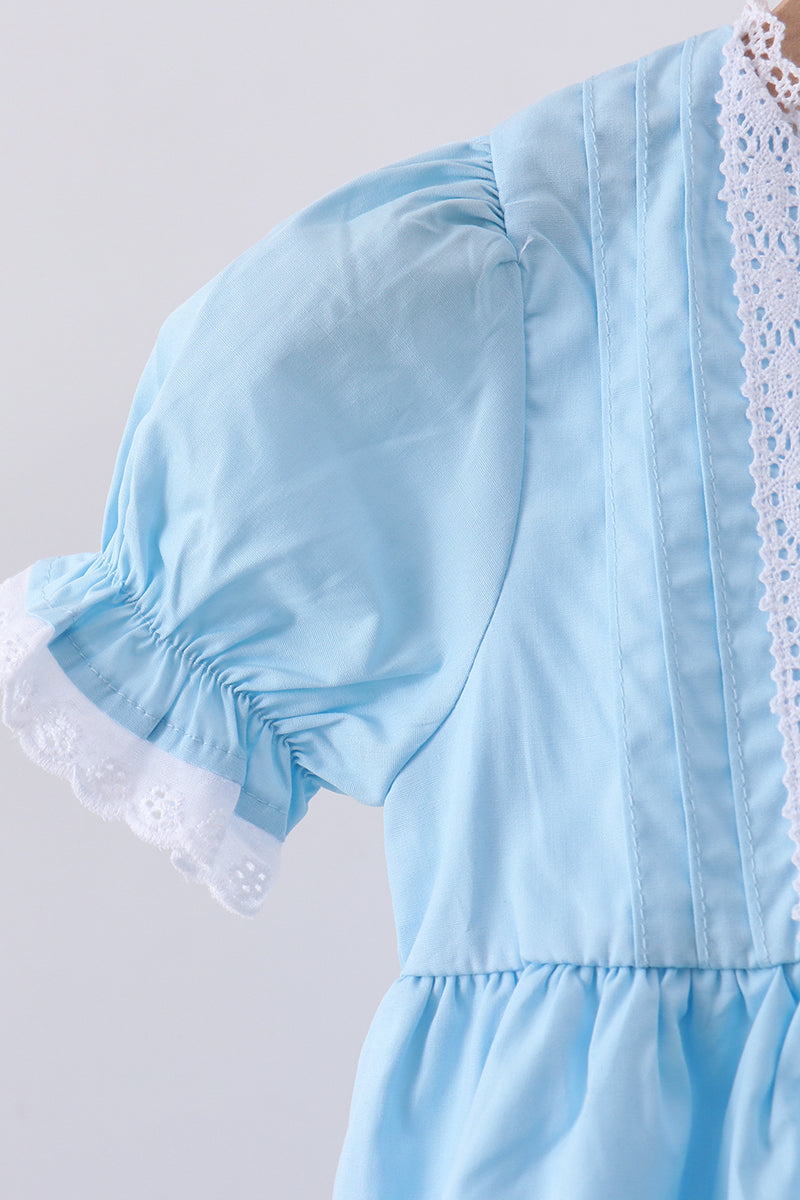 Robe en dentelle brodée à croix bleue