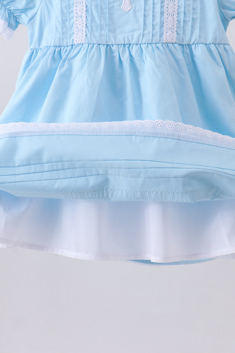Robe en dentelle brodée à croix bleue