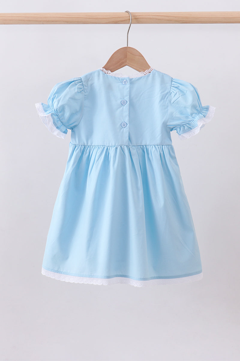 Robe en dentelle brodée à croix bleue