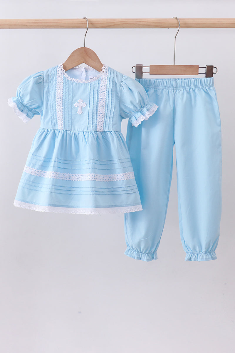 Ensemble pantalon et haut en dentelle brodée avec croix bleue