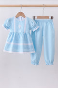 Ensemble pantalon et haut en dentelle brodée avec croix bleue