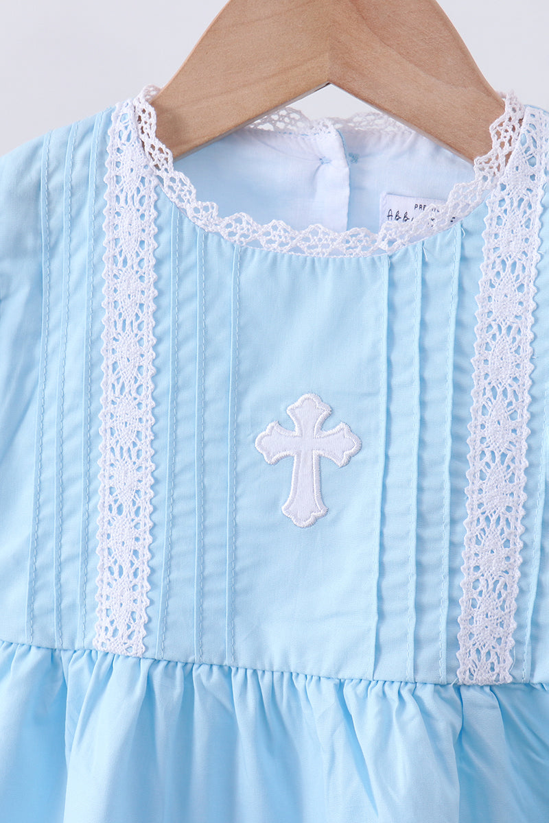 Ensemble pantalon et haut en dentelle brodée avec croix bleue