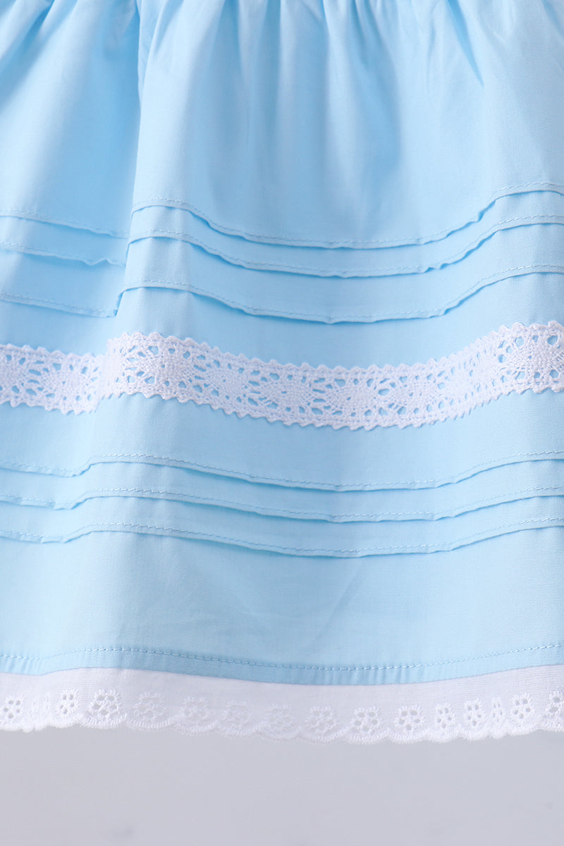 Ensemble pantalon et haut en dentelle brodée avec croix bleue