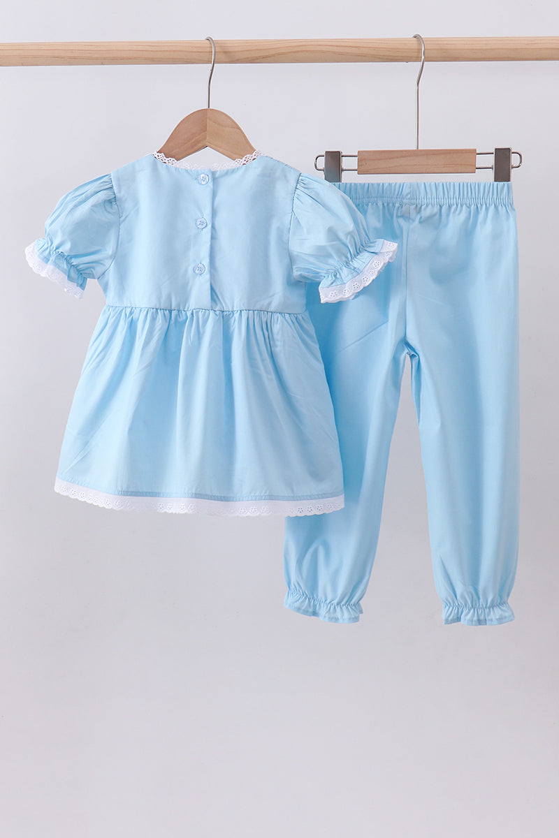Ensemble pantalon et haut en dentelle brodée avec croix bleue