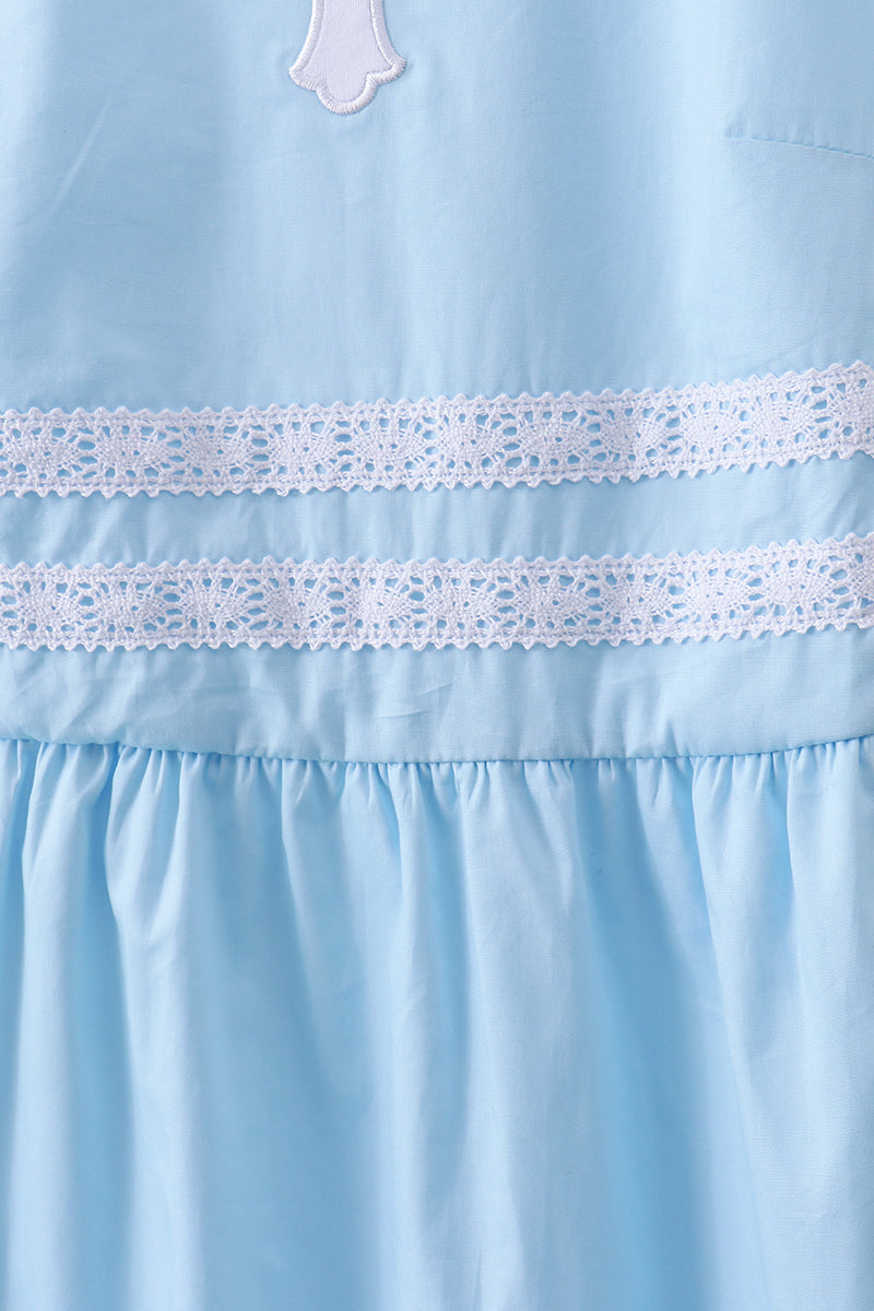 Robe étagée à volants et broderies croix bleues