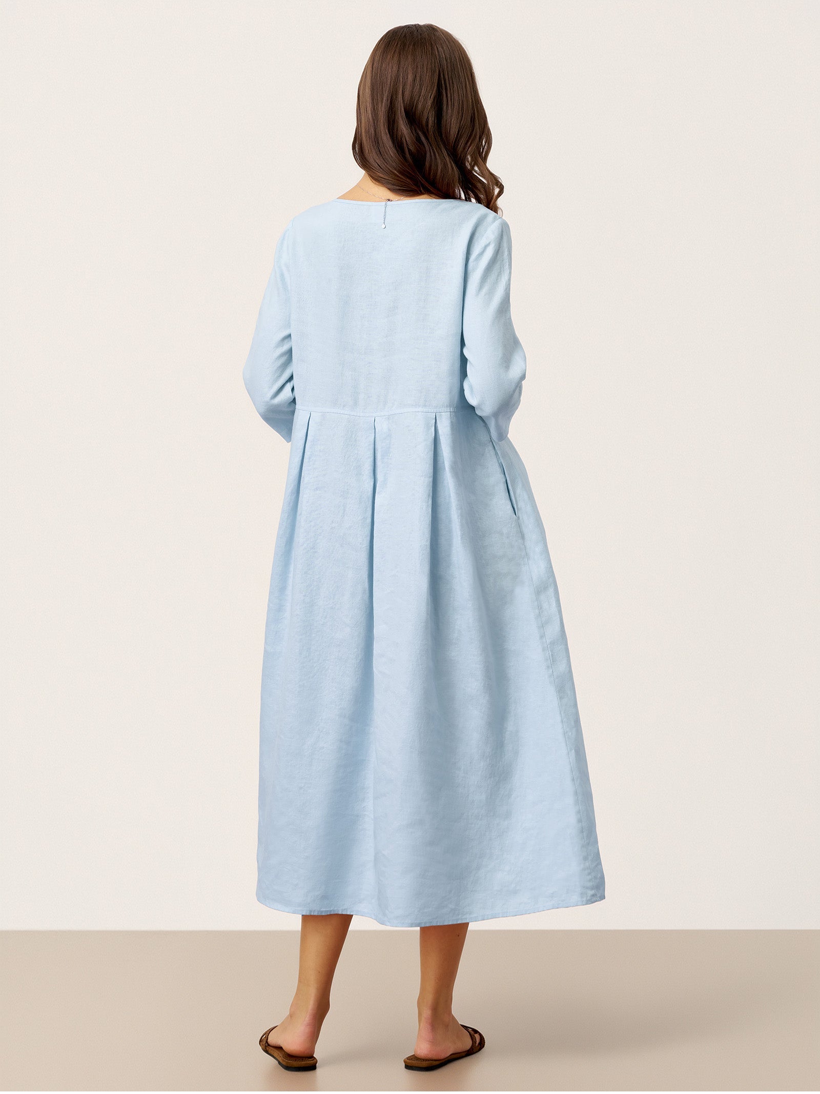Robe mi-longue plissée en 100 % lin à col en croissant et boutons décoratifs à la taille GWENYTH