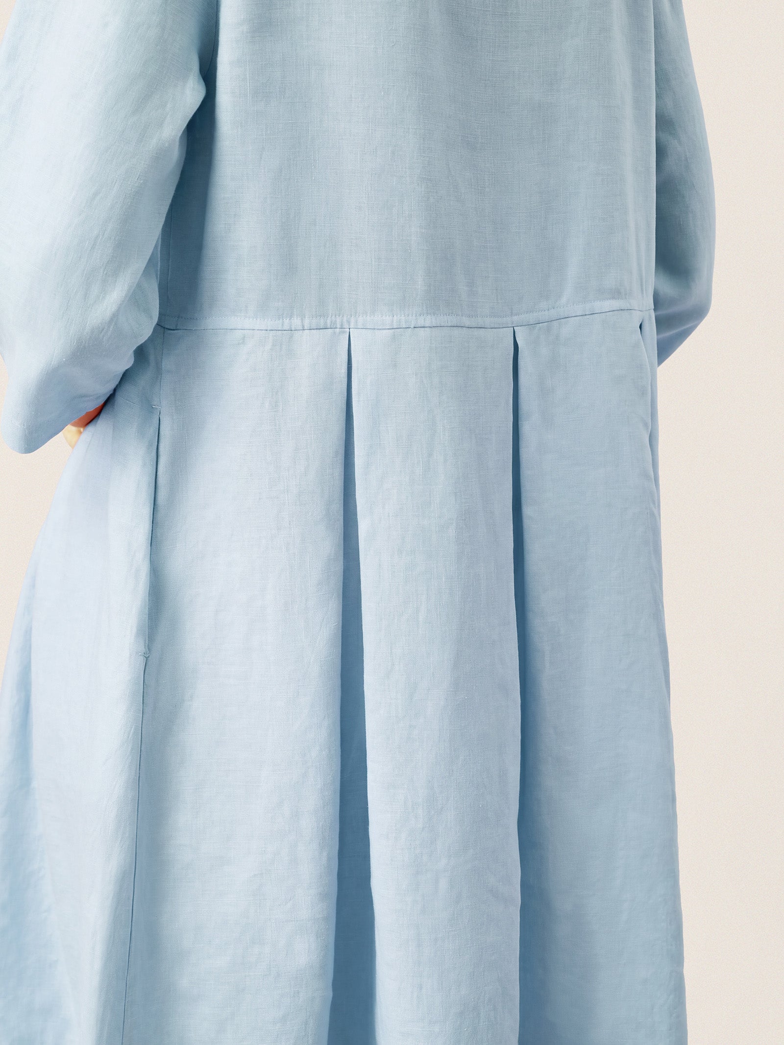 Robe mi-longue plissée en 100 % lin à col en croissant et boutons décoratifs à la taille GWENYTH