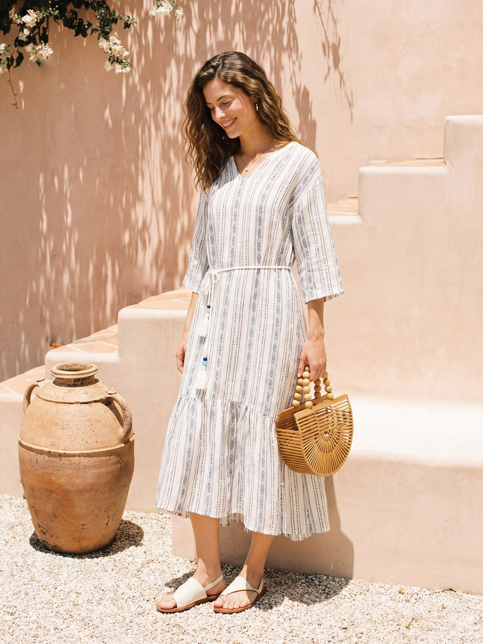 Robe midi bohème en lin à rayures tribales, col fendu, volants avec ceinture tressée et doublure MARLOWE