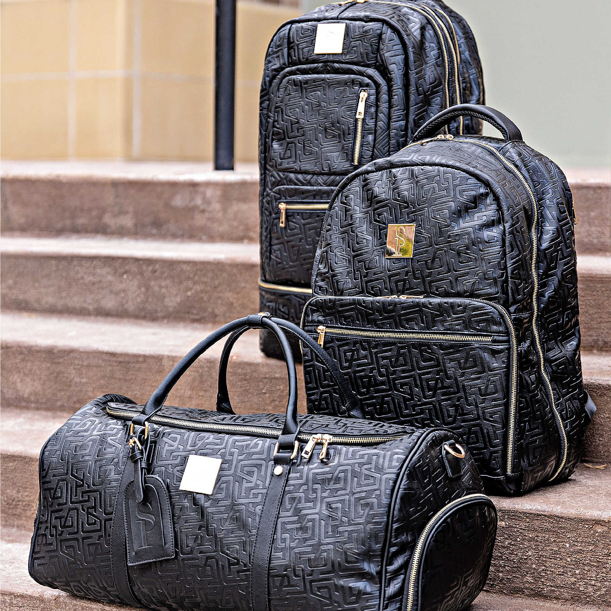 Lot de 3 sacs en cuir monogrammé (Sac à dos Signature, Sac de voyage et Sac polochon)