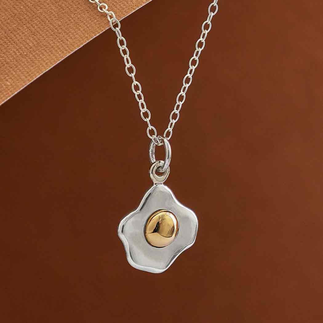 Collier œuf sur le plat – Argent sterling avec jaune en bronze, chaîne de 45 cm