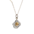 Collier œuf sur le plat – Argent sterling avec jaune en bronze, chaîne de 45 cm
