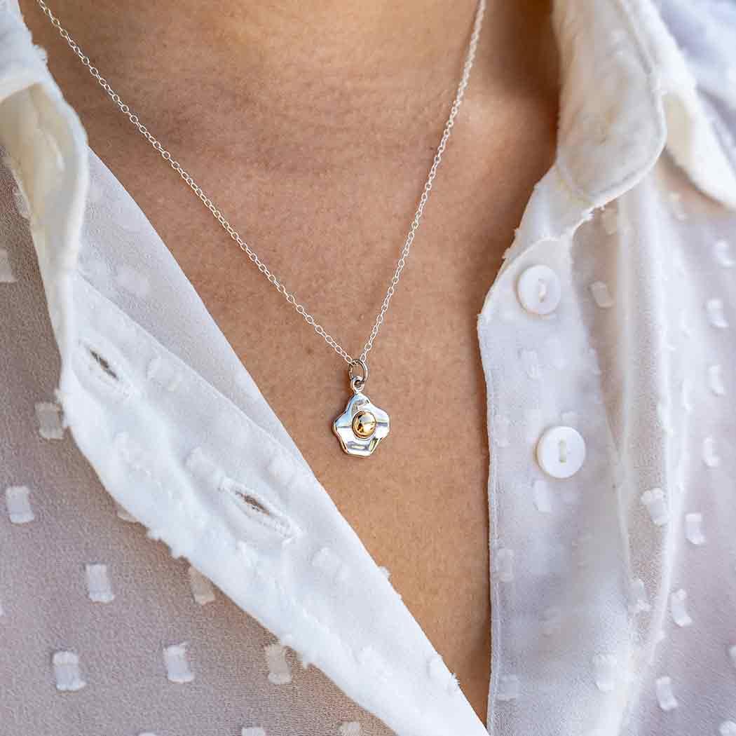 Collier œuf sur le plat – Argent sterling avec jaune en bronze, chaîne de 45 cm