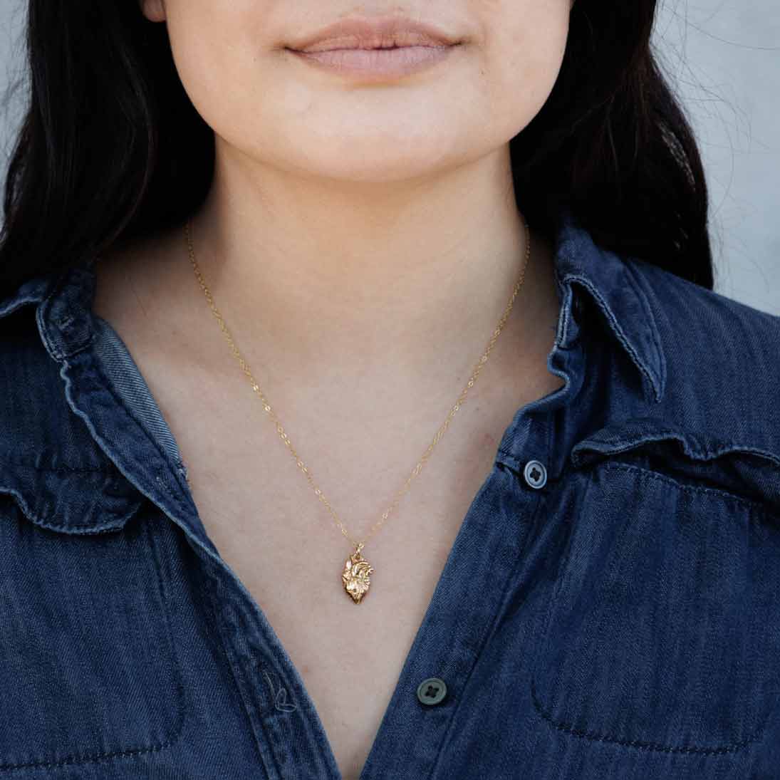 Collier en plaqué or 14 carats avec pendentif cœur anatomique