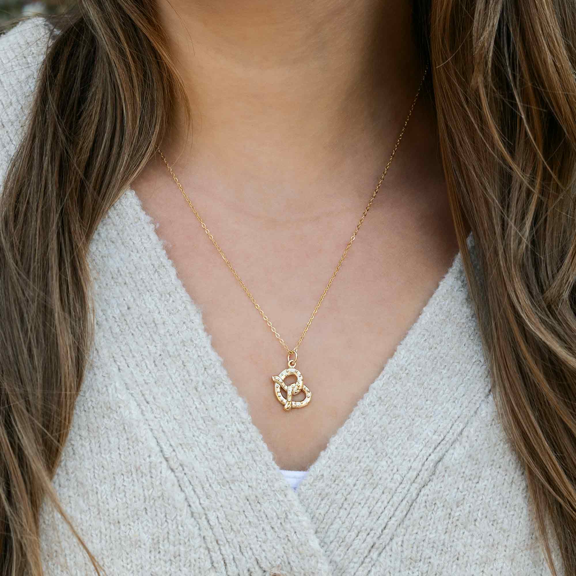 Collier Pendentif Bretzel Délicat – Chaîne en Or Rempli 14 carats | Cadeau Gourmand Fait Main