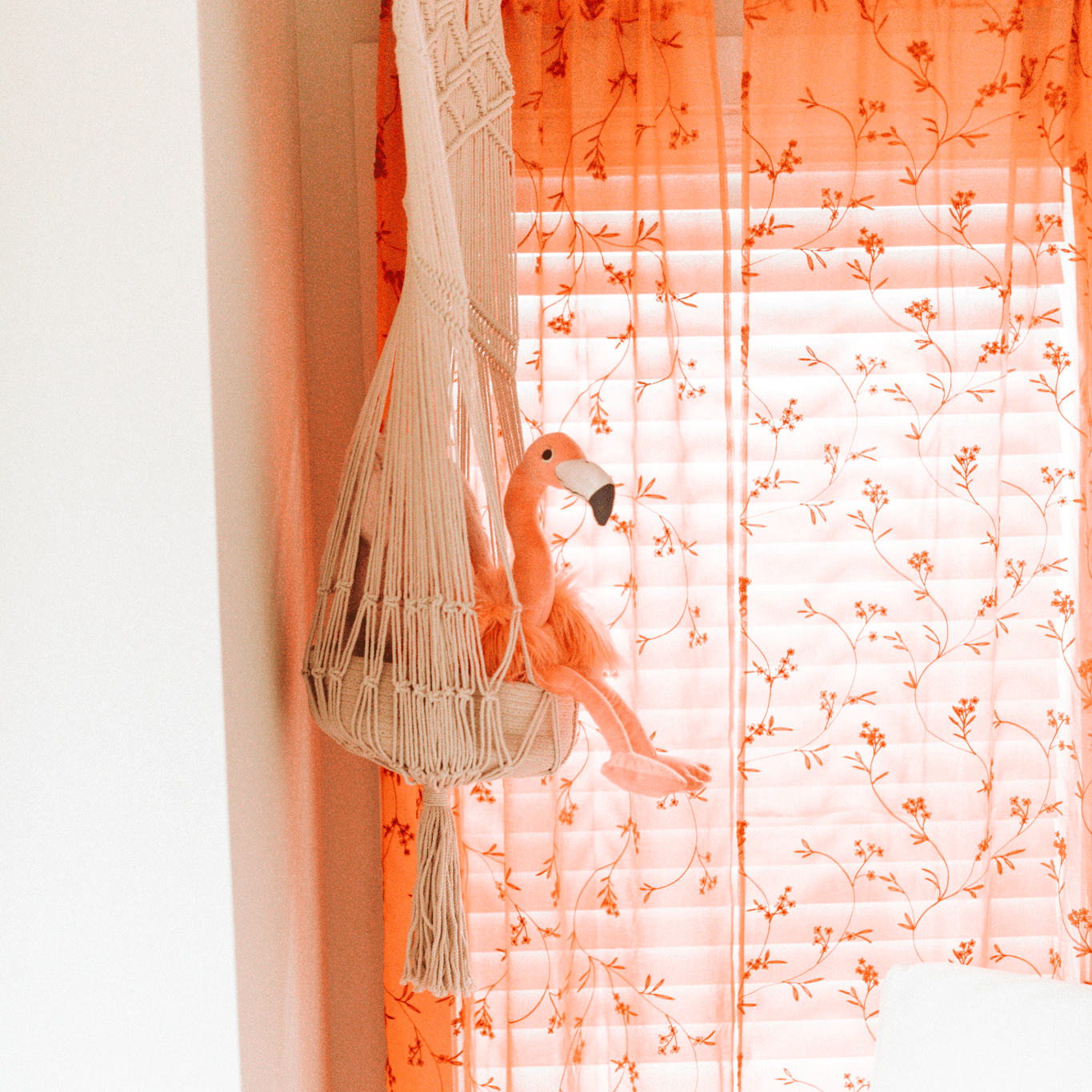 Panier suspendu en macramé pour jouets