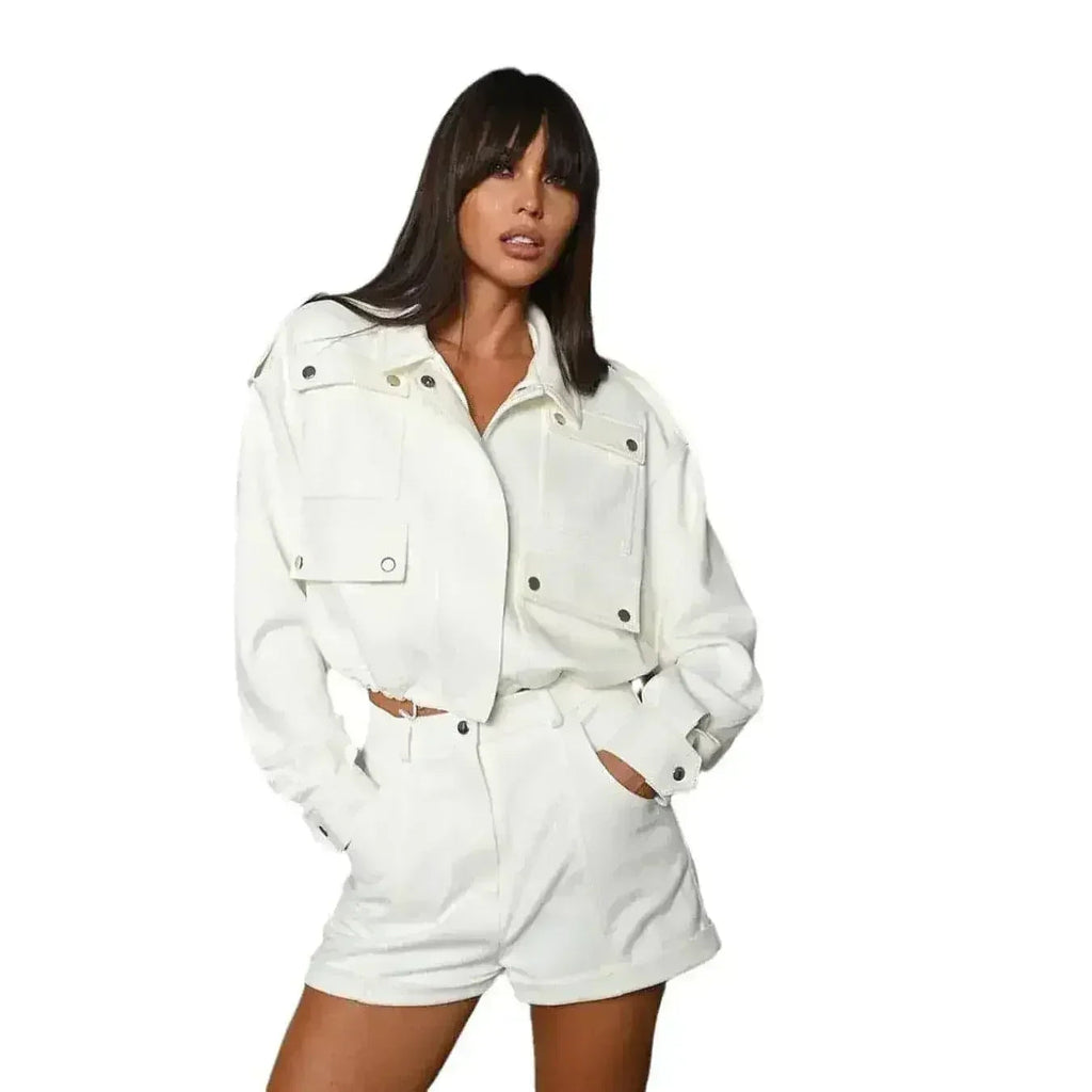 Un ensemble tailleur short et veste courte pour femme
