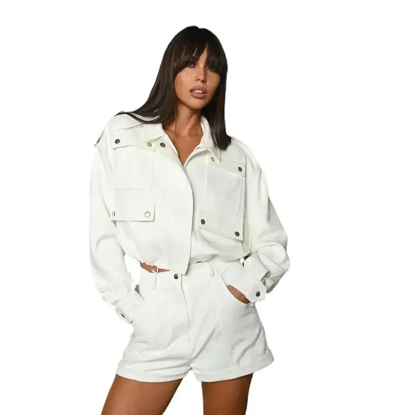 Un ensemble tailleur short et veste courte pour femme