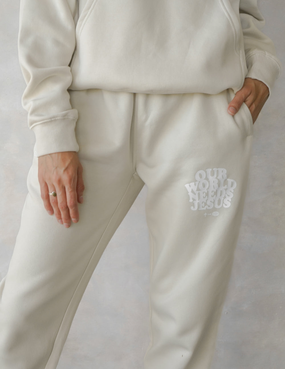 Notre monde a besoin de Jésus - Pantalon de jogging unisexe beige