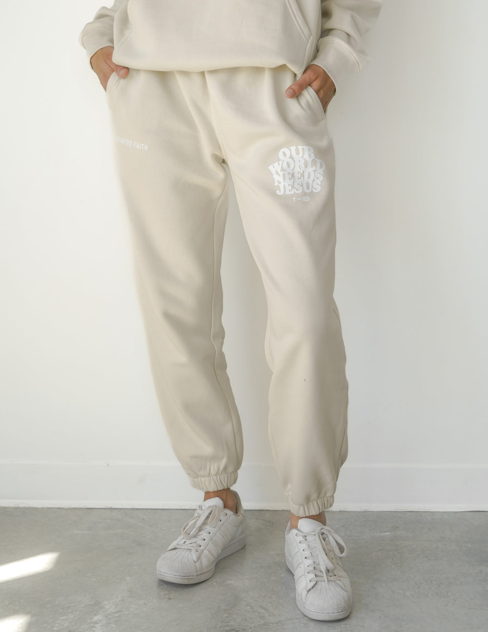 Notre monde a besoin de Jésus - Pantalon de jogging unisexe beige