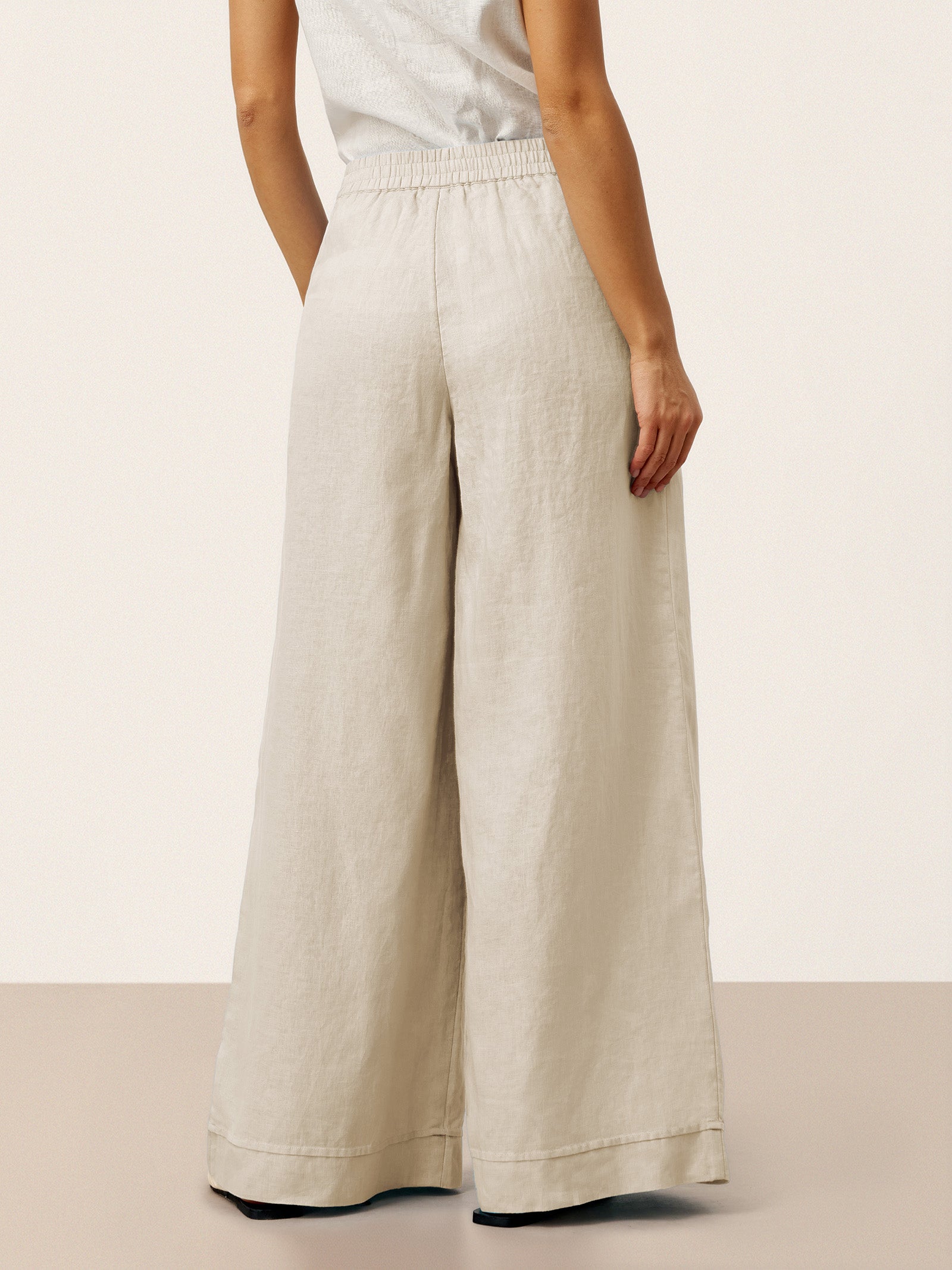 Pantalon VERIDIANA en 100 % lin, plissé sculpté et dos élastiqué, coupe décontractée