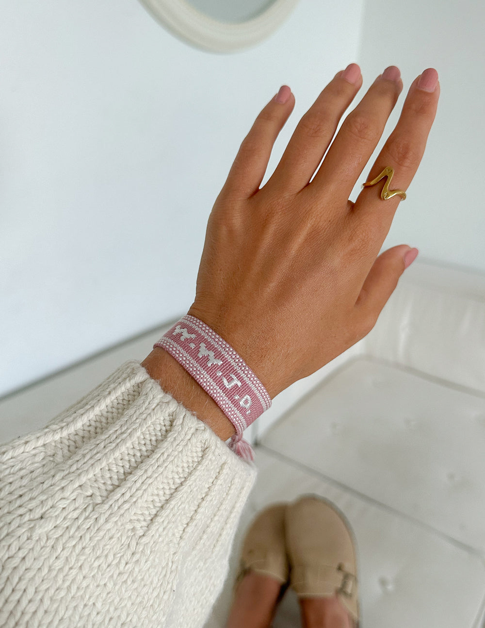 Bracelet brodé WWJD rose