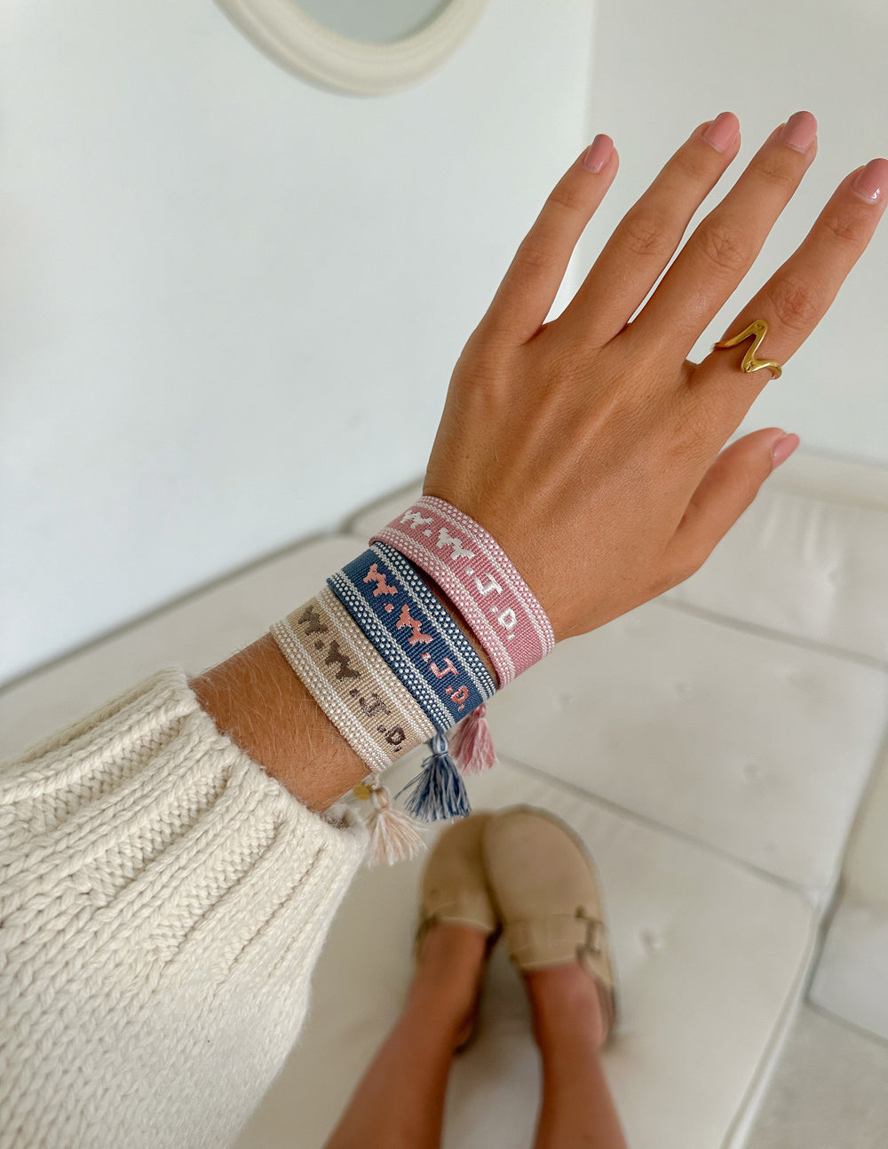 Bracelet brodé WWJD rose